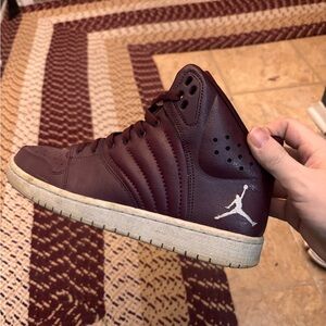 Burgundy Jordan size 9